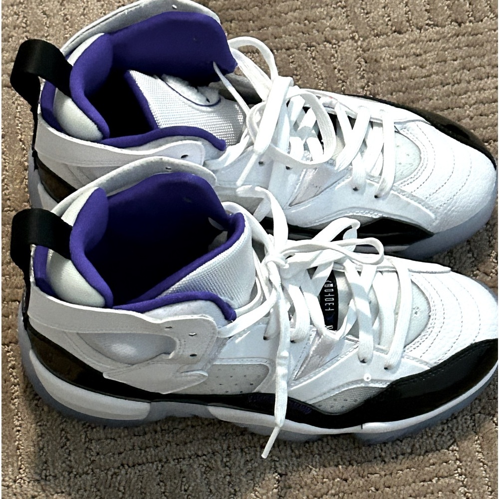 Big kids Jordan jump man two Trey basketball shoes